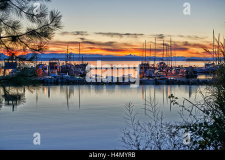 Sonnenuntergang am Yacht-Hafen von Lund, Sunshine Coast, Vancouver Insel hinter, Britisch-Kolumbien, Kanada Stockfoto