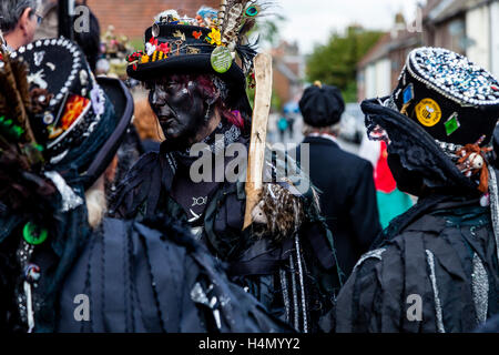 Morris Tänzer immer einsatzbereit bei Lewes Folk Festival 2016, Lewes, Sussex, UK Stockfoto