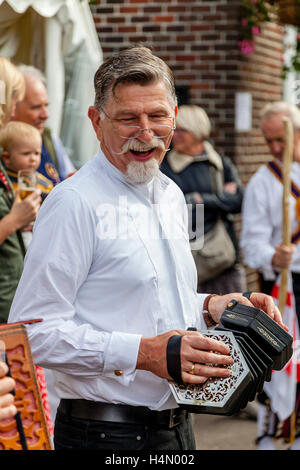 Brighton Morris Männer Musikern bei Lewes Folk Festival 2016, Lewes, Sussex, UK Stockfoto