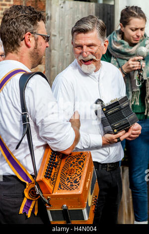 Brighton Morris Männer Musikern bei Lewes Folk Festival 2016, Lewes, Sussex, UK Stockfoto