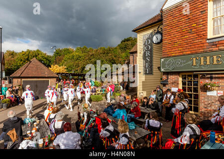 Morris Tänzer vor der Dorset-Pub in Lewes Folk Festival 2016, Lewes, Sussex, Großbritannien Stockfoto