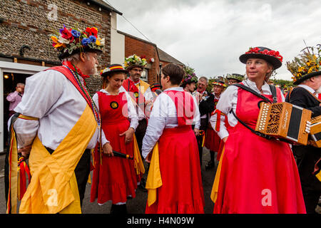 Die Knockhundred Shuttles Morris Gruppe vorzubereiten, durchzuführen bei Lewes Folk Festival 2016, Lewes, Sussex, UK Stockfoto