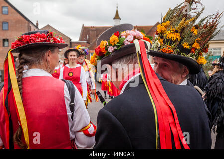 Der Knockhundred Shuttles Morris Konzern erklingt in Lewes Folk Festival 2016, Lewes, Sussex, Großbritannien Stockfoto