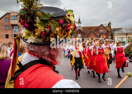 Der Knockhundred Shuttles Morris Konzern erklingt in Lewes Folk Festival 2016, Lewes, Sussex, Großbritannien Stockfoto