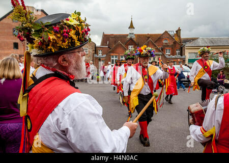 Der Knockhundred Shuttles Morris Konzern erklingt in Lewes Folk Festival 2016, Lewes, Sussex, Großbritannien Stockfoto