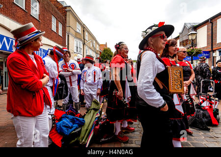 Morris Dancers In der High Street, Lewes Folk Festival 2016, Lewes, Sussex, UK Stockfoto