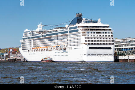 Kreuzfahrtschiff am Cruise Terminal des Hamburger Hafens Stockfoto