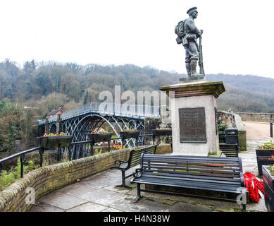 Ein Kriegerdenkmal neben der Welt erste gusseiserne Brücke bei Ironbridge Shropshire England UK Stockfoto