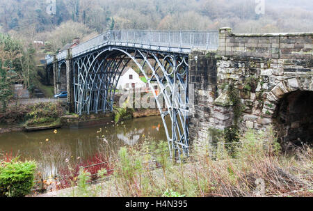 Die weltweit erste gusseiserne Brücke in Ironbridge, Shropshire, England, Großbritannien Stockfoto