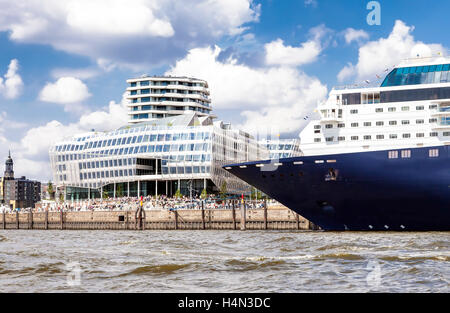 Kreuzfahrtschiff und modernen Bürogebäuden; Der Hamburger Hafen, Kreuzfahrt-Terminal Stockfoto