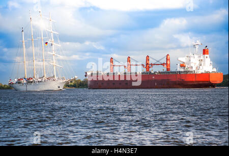 Frachtschiff, Eingabe des Hamburger Hafens im Licht der untergehenden Sonne Stockfoto