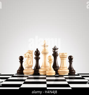 Strategie und Führung Konzept; schwarz / weiß aus Holz Schachfiguren auf dem Brett bereit für Spiel stehen. Stockfoto