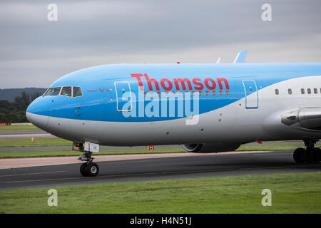 Thomson Airways Boeing 737-800 in Manchester Ringways Flughafen Stockfoto