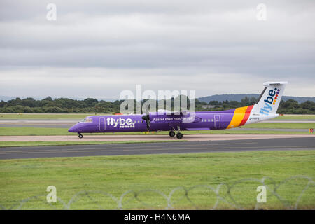 Bombardier Dash 8 Flugzeuge im Besitz von Flybe Airlines am Flughafen Manchester Ringways Stockfoto