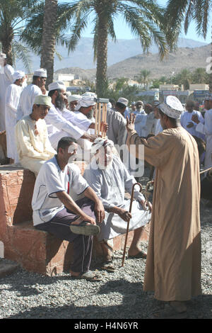 Der Viehmarkt in Nizwa, Oman. Lokalen Stammesangehörigen Handel mit Rindern und Ziegen auf dem Markt in der alten Hauptstadt von Oman Stockfoto