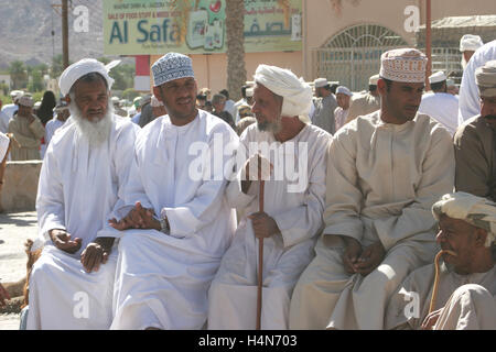 Nizwa, Oman. Lokalen Stammesangehörigen in traditioneller Tracht auf dem Viehmarkt in Nizwa, der alten Hauptstadt von Oman Stockfoto