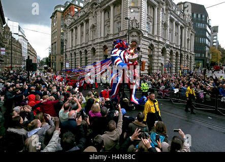 Der TeamGB Löwe, die Schwimmer macht führt die Parade während der Olympischen und Paralympischen Athleten feiern Parade in Manchester. PRESSEVERBAND Foto. Bild Datum: Montag, 17. Oktober 2016. Vgl. PA Geschichte SPORT Olympiade. Bildnachweis sollte lauten: Danny Lawson/PA Wire Stockfoto