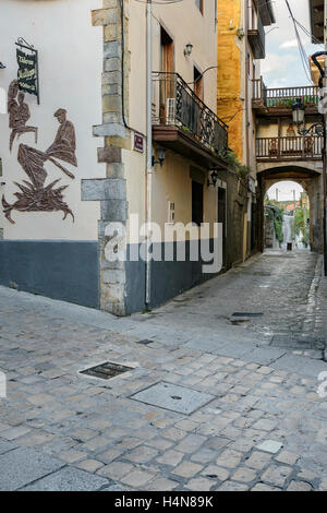 Typische Straße in der historischen alten Stadt von Laredo, Kantabrien, Spanien, Europa. Stockfoto