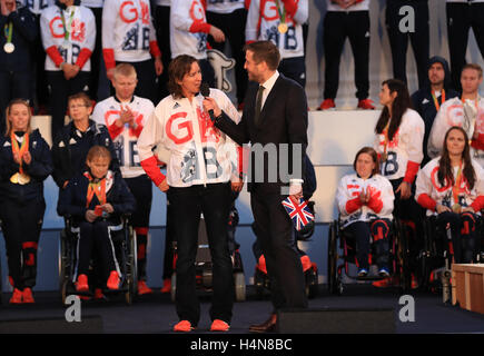 Katherine Grainger wird von BBC-Moderator Mark Chapman auf der Bühne während der Olympischen und Paralympischen Athleten feiern Parade in Manchester interviewt. PRESSEVERBAND Foto. Bild Datum: Montag, 17. Oktober 2016. Vgl. PA Geschichte SPORT Olympiade. Bildnachweis sollte lauten: Tim Goode/PA Wire Stockfoto