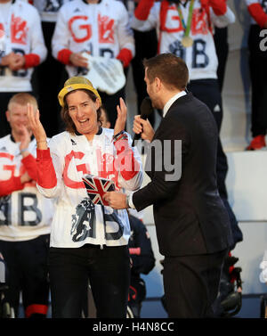 Katherine Grainger wird von BBC-Moderator Mark Chapman auf der Bühne während der Olympischen und Paralympischen Athleten feiern Parade in Manchester interviewt. PRESSEVERBAND Foto. Bild Datum: Montag, 17. Oktober 2016. Vgl. PA Geschichte SPORT Olympiade. Bildnachweis sollte lauten: Tim Goode/PA Wire Stockfoto