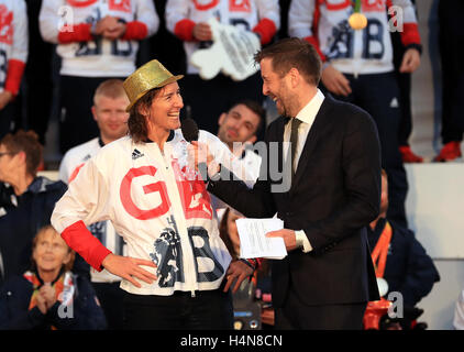 Katherine Grainger wird von BBC-Moderator Mark Chapman auf der Bühne während der Olympischen und Paralympischen Athleten feiern Parade in Manchester interviewt. PRESSEVERBAND Foto. Bild Datum: Montag, 17. Oktober 2016. Vgl. PA Geschichte SPORT Olympiade. Bildnachweis sollte lauten: Tim Goode/PA Wire Stockfoto