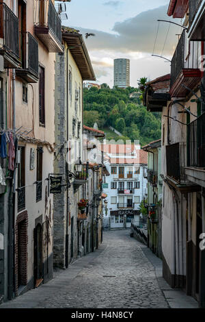 Typische Straße in der historischen alten Stadt von Laredo, Kantabrien, Spanien, Europa. Stockfoto