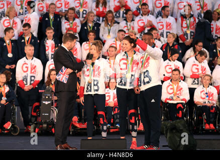 Jade Jones wird von BBC-Moderator Mark Chapman auf der Bühne während der Olympischen und Paralympischen Athleten feiern Parade in Manchester interviewt. PRESSEVERBAND Foto. Bild Datum: Montag, 17. Oktober 2016. Vgl. PA Geschichte SPORT Olympiade. Bildnachweis sollte lauten: Tim Goode/PA Wire Stockfoto