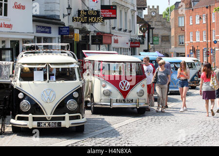 VW Wohnmobile in Horsham, West Sussex, England, für Vintage und Retro-Fair, 2016. Stockfoto