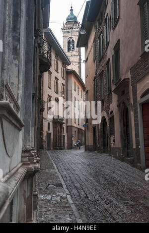 Vertikale Ansicht am Turm der Kathedrale Santa Maria Immacolata Delle Grazie, Bergamo, Italien, Europa Stockfoto