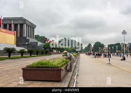 Touristen auf Hung Vuong Straße in der Nähe von der Ho-Chi-Minh-Mausoleum, Hanoi, Nordvietnam Stockfoto