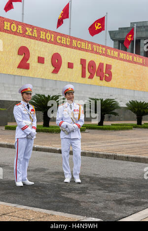 Militärische Ehren Garde in Ho-Chi-Minh-Mausoleum, Ba Dinh Platz, Hanoi, Nordvietnam Stockfoto