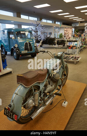 Oldtimer Motorrad und van angezeigt in E Hayes und Söhne Hardware Shop, Invercargill, Southland, Südinsel, Neuseeland Stockfoto