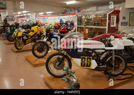 Motorrad-Anzeige im E Hayes und Söhne Hardware Shop, Invercargill, Southland, Südinsel, Neuseeland Stockfoto