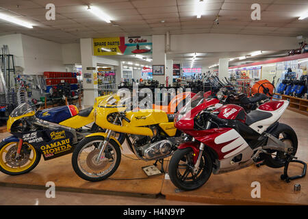 Motorrad-Anzeige im E Hayes und Söhne Hardware Shop, Invercargill, Southland, Südinsel, Neuseeland Stockfoto