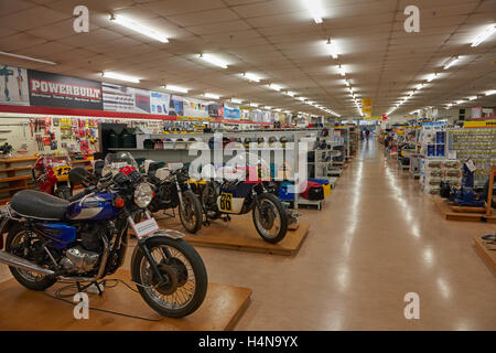 Motorrad-Anzeige im E Hayes und Söhne Hardware Shop, Invercargill, Southland, Südinsel, Neuseeland Stockfoto