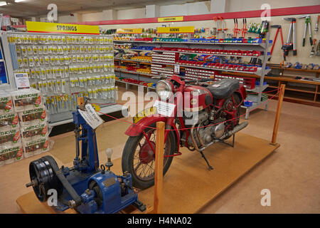 Oldtimer Motorrad-Anzeige im E Hayes und Söhne Hardware Shop, Invercargill, Southland, Südinsel, Neuseeland Stockfoto