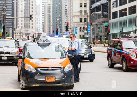 Chicago Cop und Taxi in der Straße Stockfoto