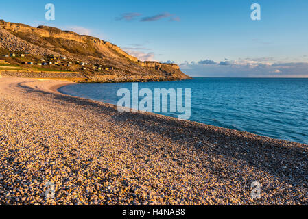 Einem schönen sonnigen Frühlingstag am Strand von Chesil Cove auf Portland Blickrichtung West lässig auf den Jurassic Küste von Dorset Stockfoto