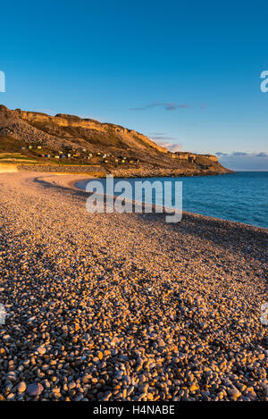 Einem schönen sonnigen Frühlingstag am Strand von Chesil Cove auf Portland Blickrichtung West lässig auf den Jurassic Küste von Dorset Stockfoto