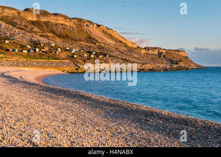 Einem schönen sonnigen Frühlingstag am Strand von Chesil Cove auf Portland Blickrichtung West lässig auf den Jurassic Küste von Dorset Stockfoto