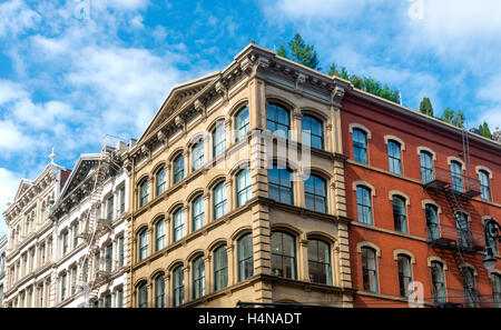 Gußeisenarchitektur Gebäude in Soho in New York City, mit Bäumen auf Dach darauf hindeutet NYC Penthouse Wohnung Leben Stockfoto