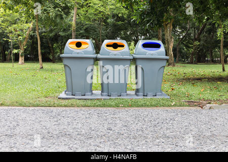 Drei Arten von Papierkorb, recyceln im park Stockfoto