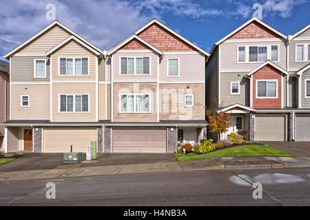 Einfamilienhäuser in einer Reihe in Gresham Oregon. Stockfoto