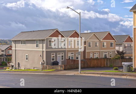 Einfamilienhäuser in einer Reihe in Gresham Oregon. Stockfoto