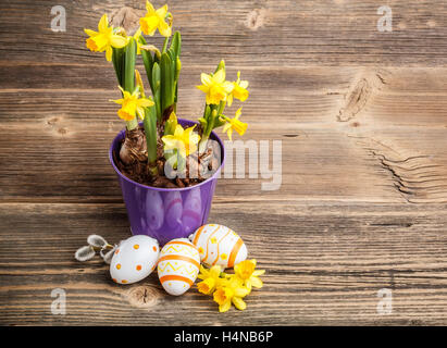 Bunte Ostereier und Blumen Stockfoto