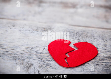 Filz Herzen auf einem weißen Hintergrund Holz Stockfoto