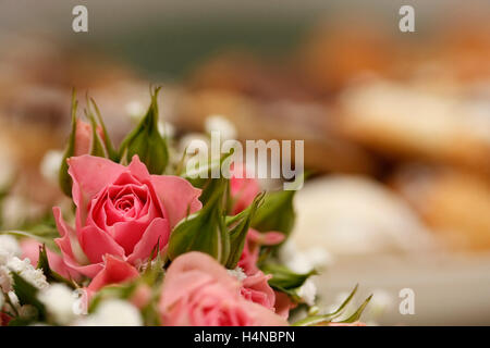 Schöne rosa Rosen, Hochzeit Arrangement Stockfoto