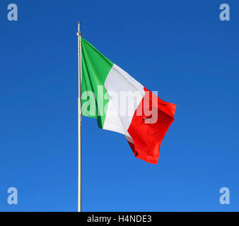 große italienische Fähnchen in den blauen Himmel Stockfoto