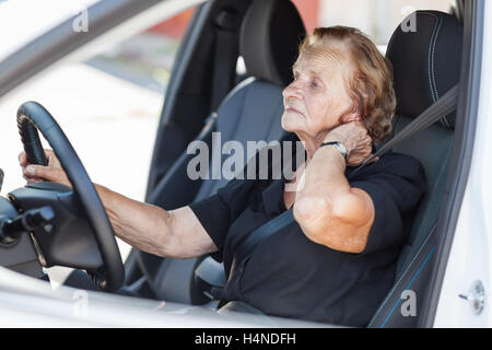 Ältere Frau hinter dem Lenkrad eines Autos Stockfoto