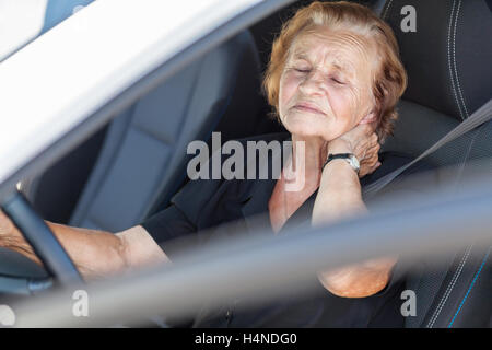 Ältere Frau hinter dem Lenkrad eines Autos Stockfoto